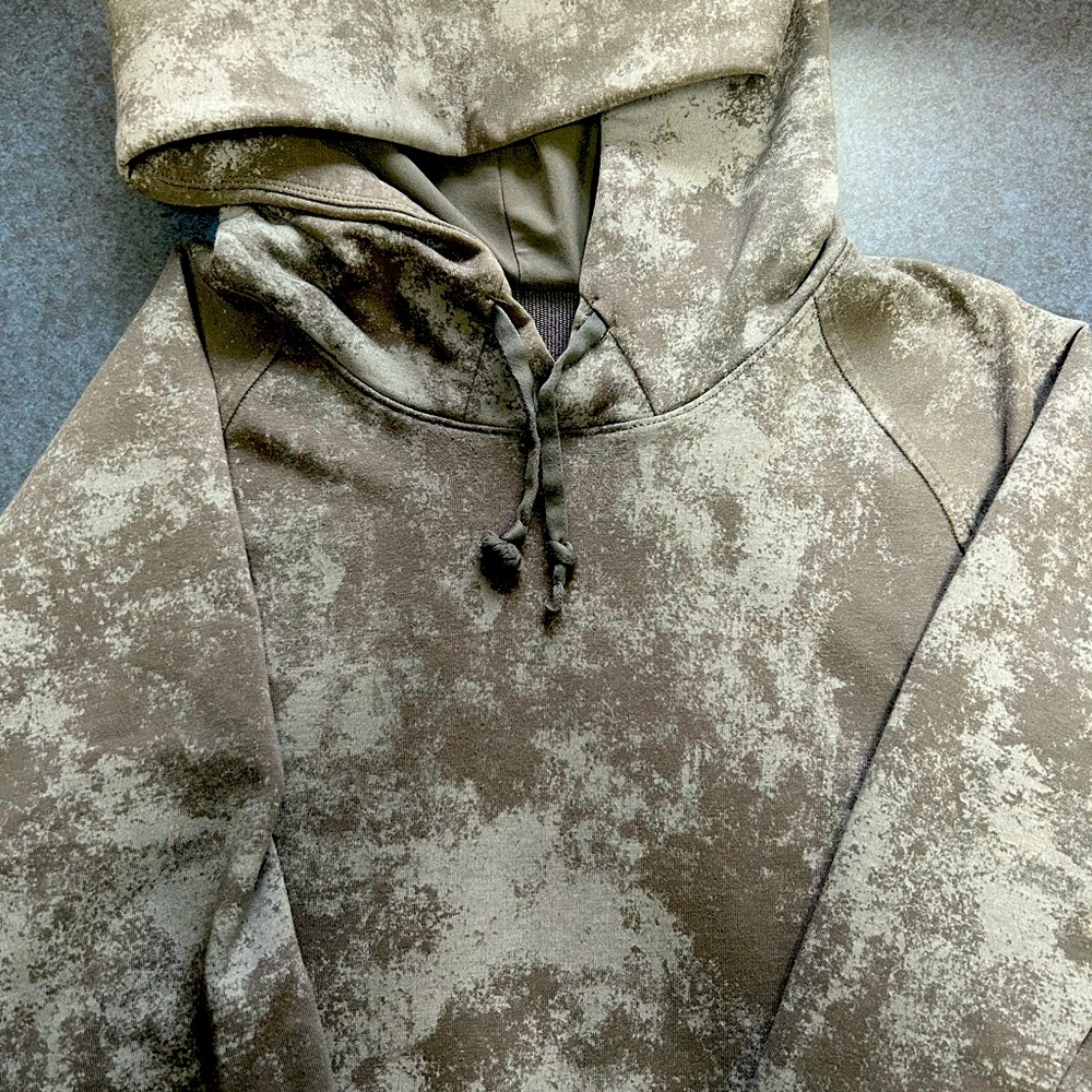 Men’s Lululemon sweatshirt